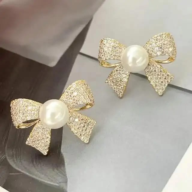 Crystal-Encrusted Bow Studs – Classic Pearl & Gold Design