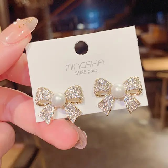 Crystal-Encrusted Bow Studs – Classic Pearl & Gold Design