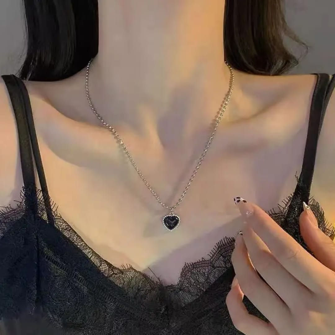 Dainty Black Heart Necklace – Faux Silver Bead Chain with a Bold Touch