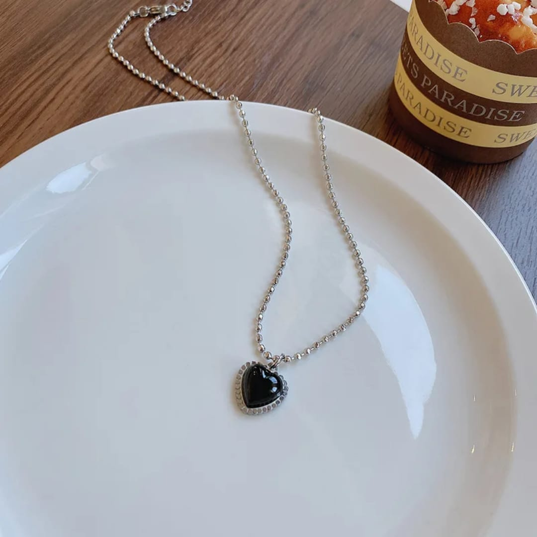 Dainty Black Heart Necklace – Faux Silver Bead Chain with a Bold Touch