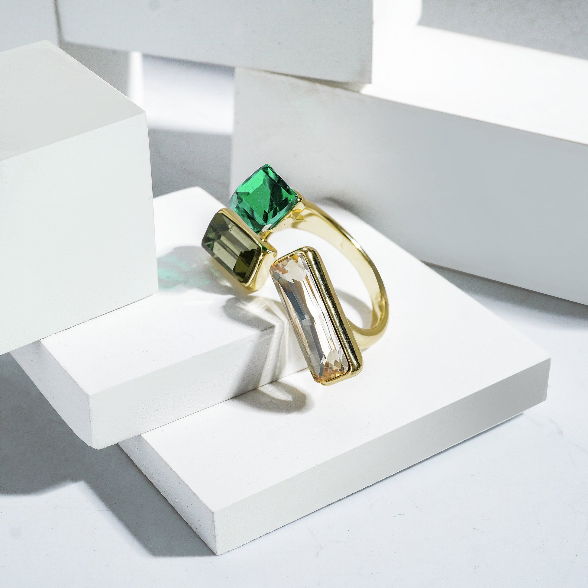 Goldpolished High-Quality Western Freesize Ring – Radiate Glamour with Timeless Elegance