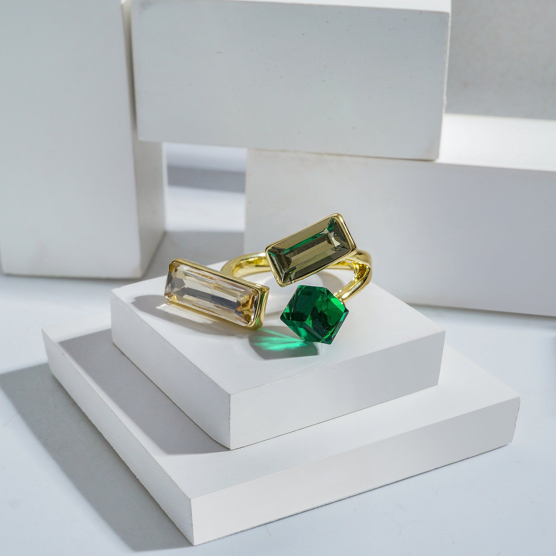 Goldpolished High-Quality Western Freesize Ring – Radiate Glamour with Timeless Elegance