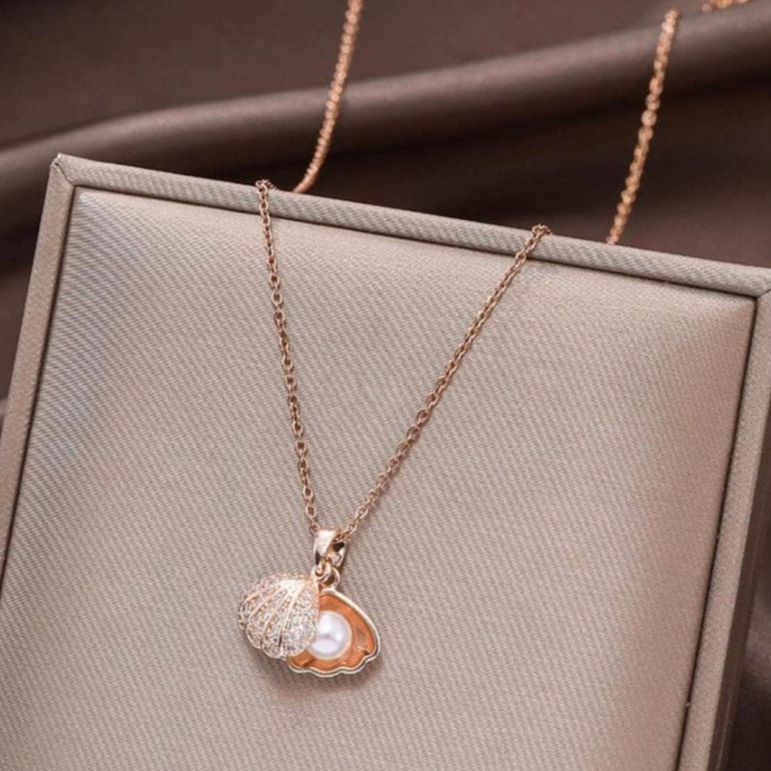 Rose Gold Pearl Shell Pendant Necklace – A Hidden Ocean Treasure in Every Glance