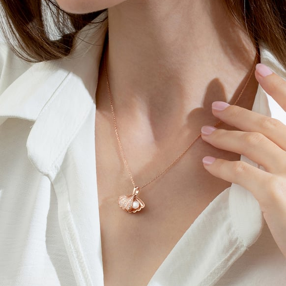 Rose Gold Pearl Shell Pendant Necklace – A Hidden Ocean Treasure in Every Glance