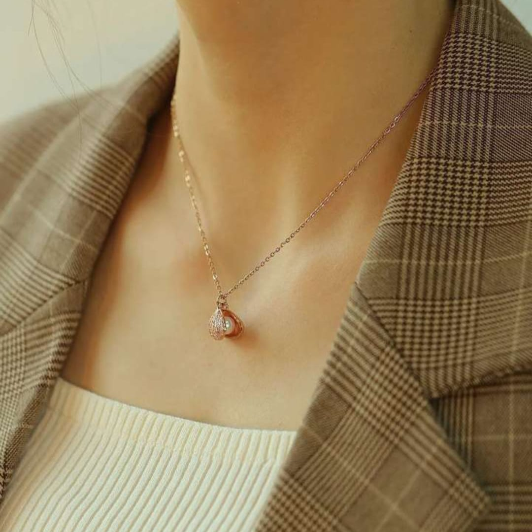 Rose Gold Pearl Shell Pendant Necklace – A Hidden Ocean Treasure in Every Glance