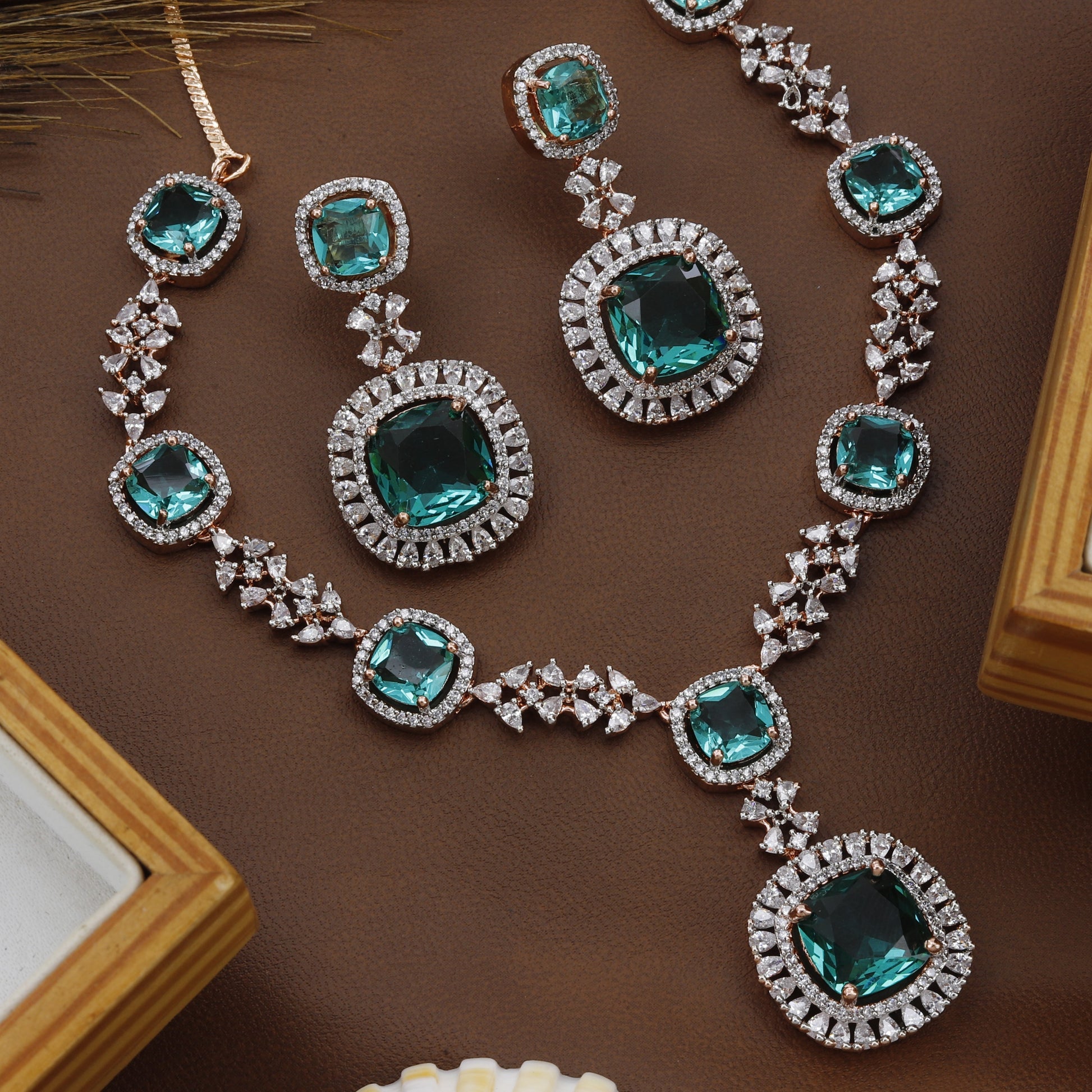 Rosepolished Square Cut Diamond Necklace with Green Colours – A Blend of Classic Luxury and Vibrant Elegance