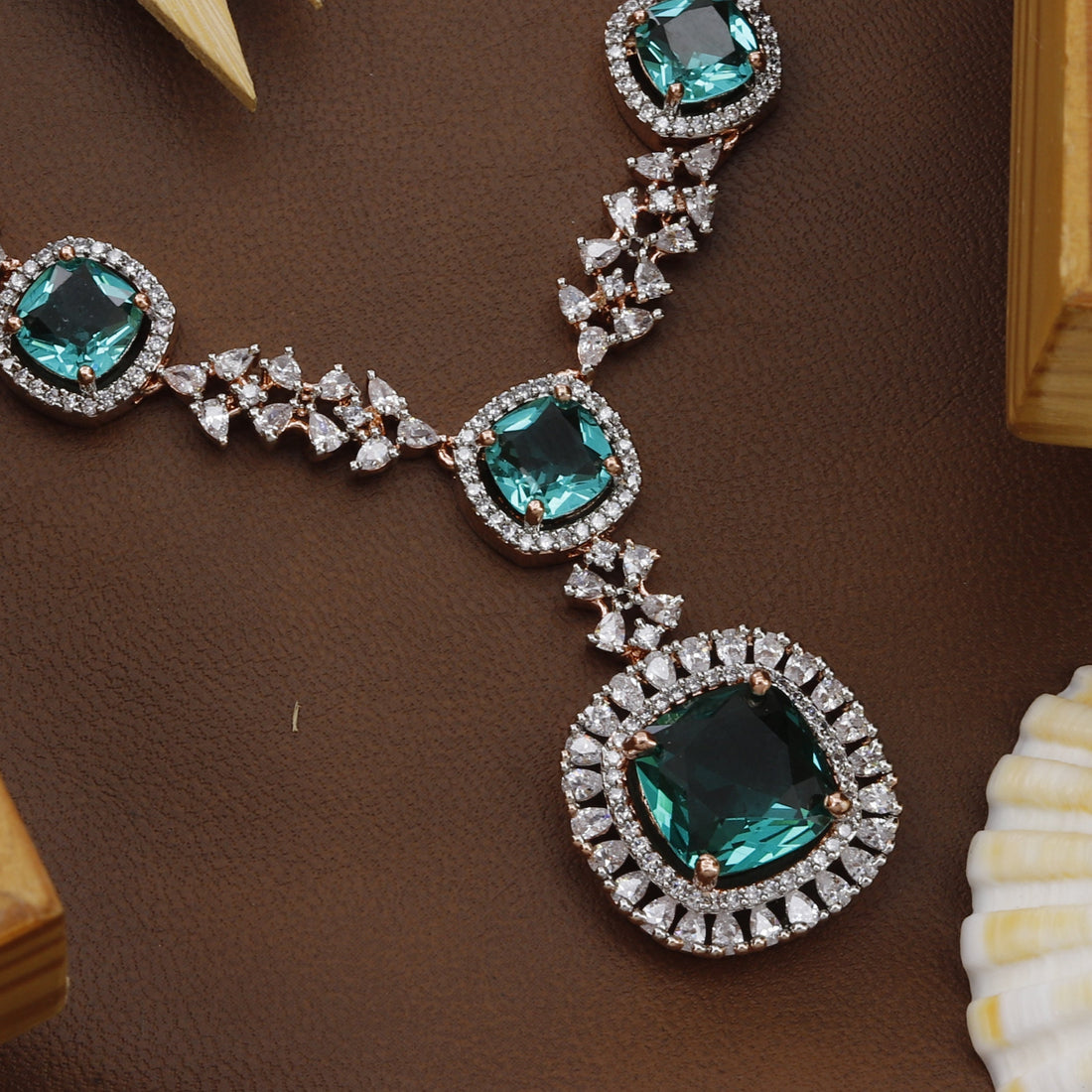 Rosepolished Square Cut Diamond Necklace with Green Colours – A Blend of Classic Luxury and Vibrant Elegance