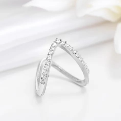 Silver Shine V Ring – Sleek, Chic & Stunningly Versatile