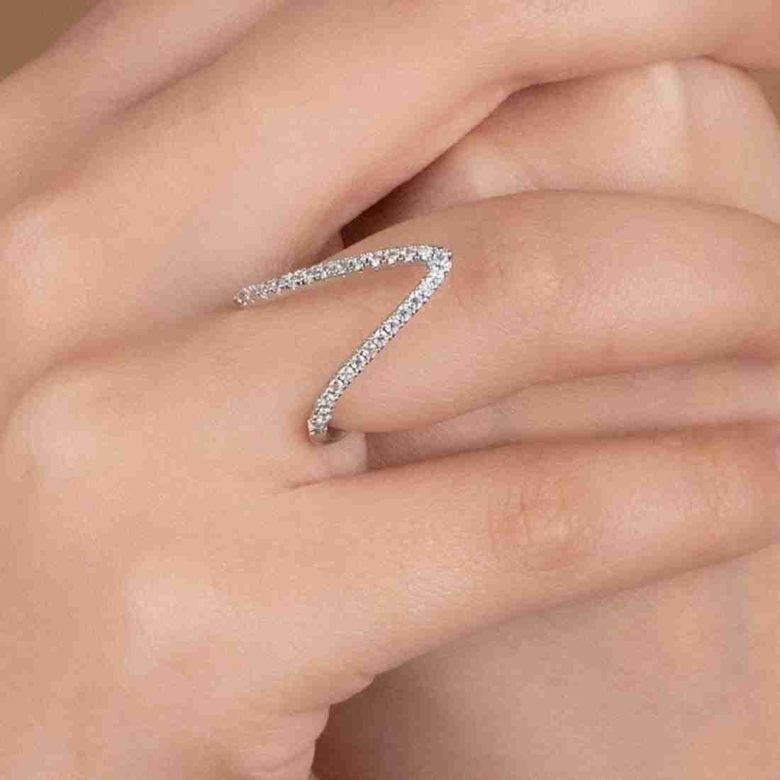 Silver Shine V Ring – Sleek, Chic & Stunningly Versatile