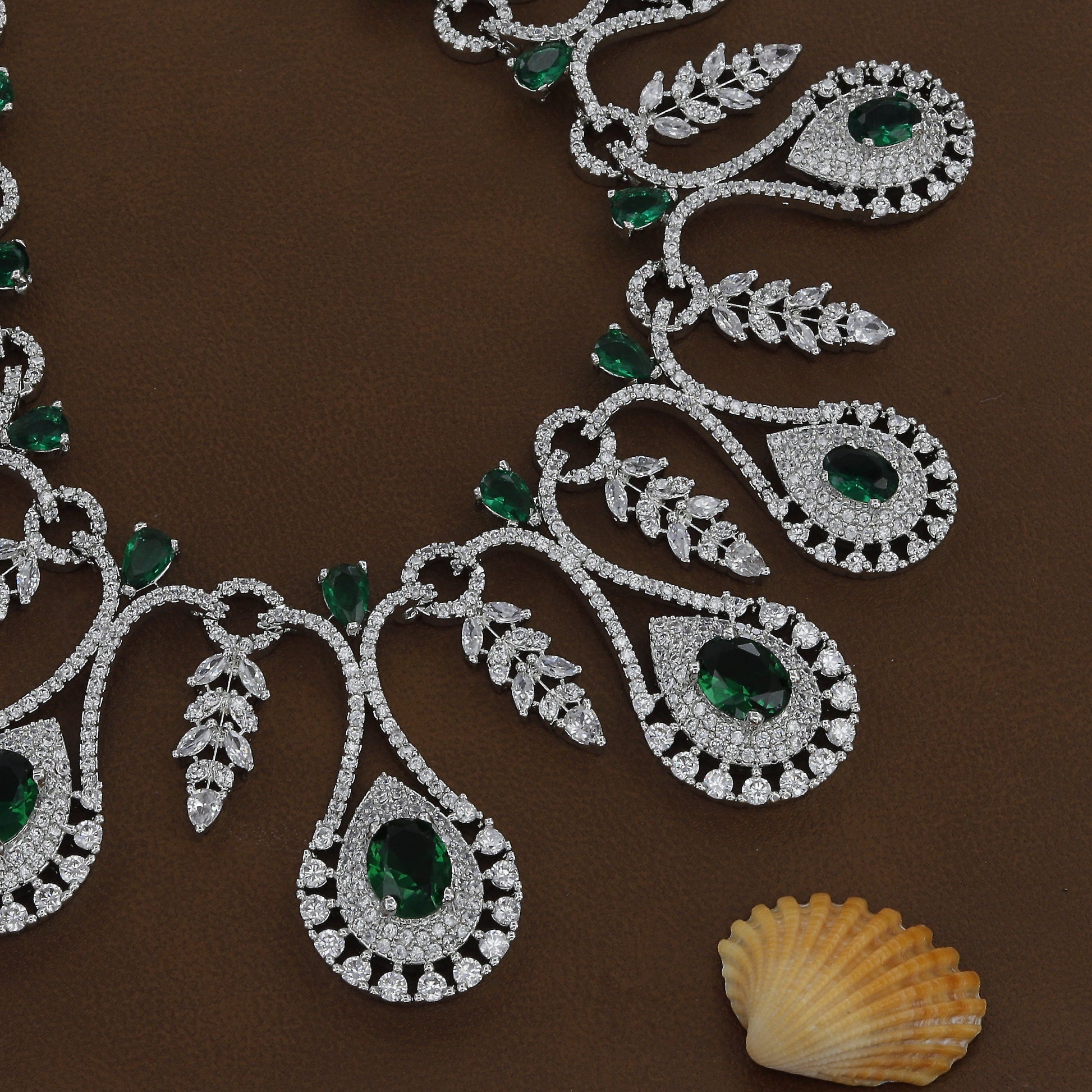 Silverpolished Green Stone Diamond Necklace – A Harmonious Blend of Classic Charm and Modern Elegance