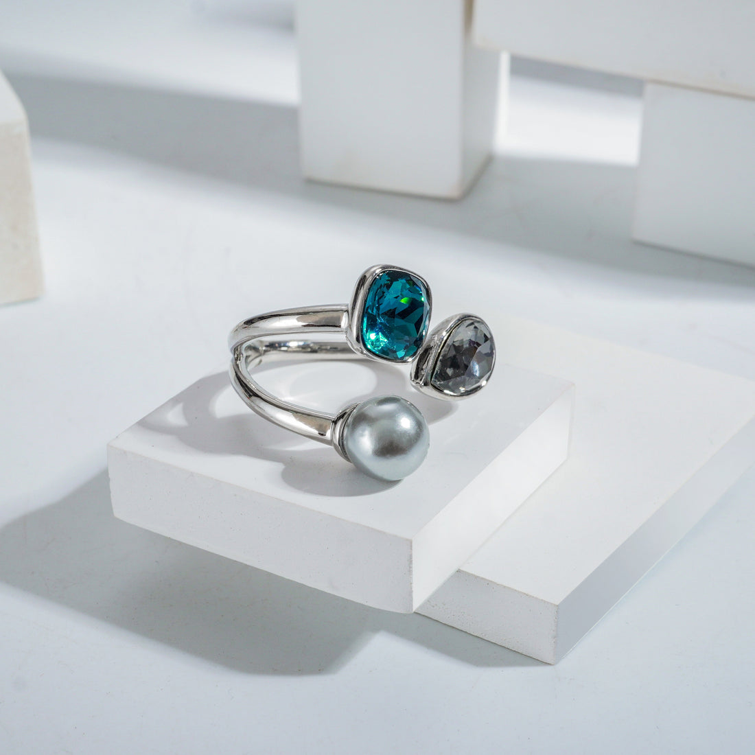 Silverpolished Multi Shape Stone Freesize Ring – A Captivating Fusion of Style and Sophistication