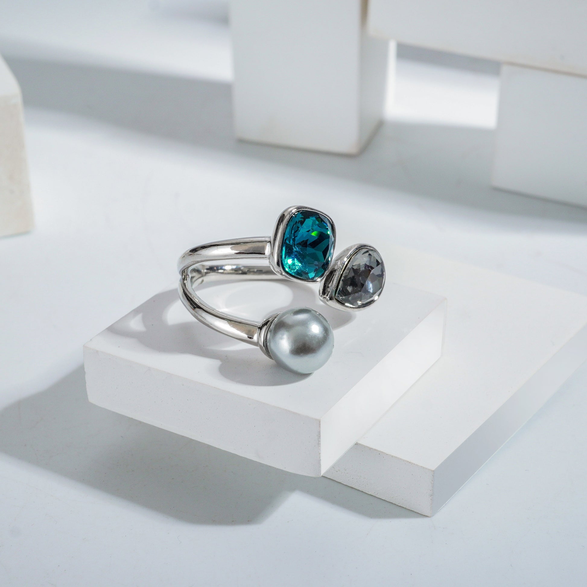 Silverpolished Multi Shape Stone Freesize Ring – A Captivating Fusion of Style and Sophistication