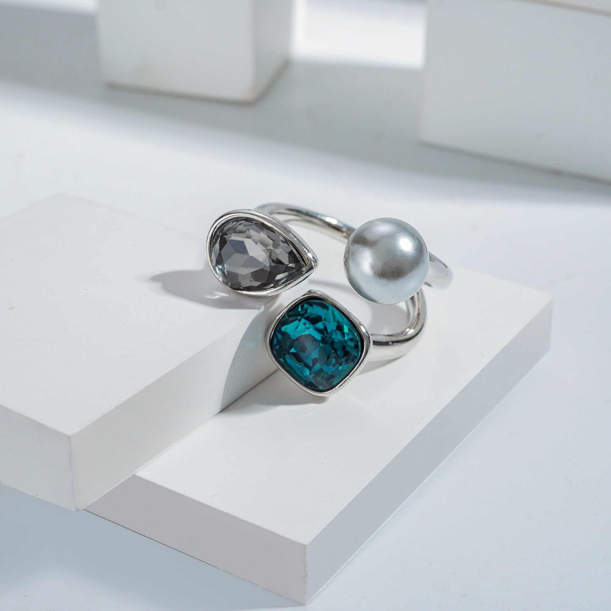 Silverpolished Multi Shape Stone Freesize Ring – A Captivating Fusion of Style and Sophistication