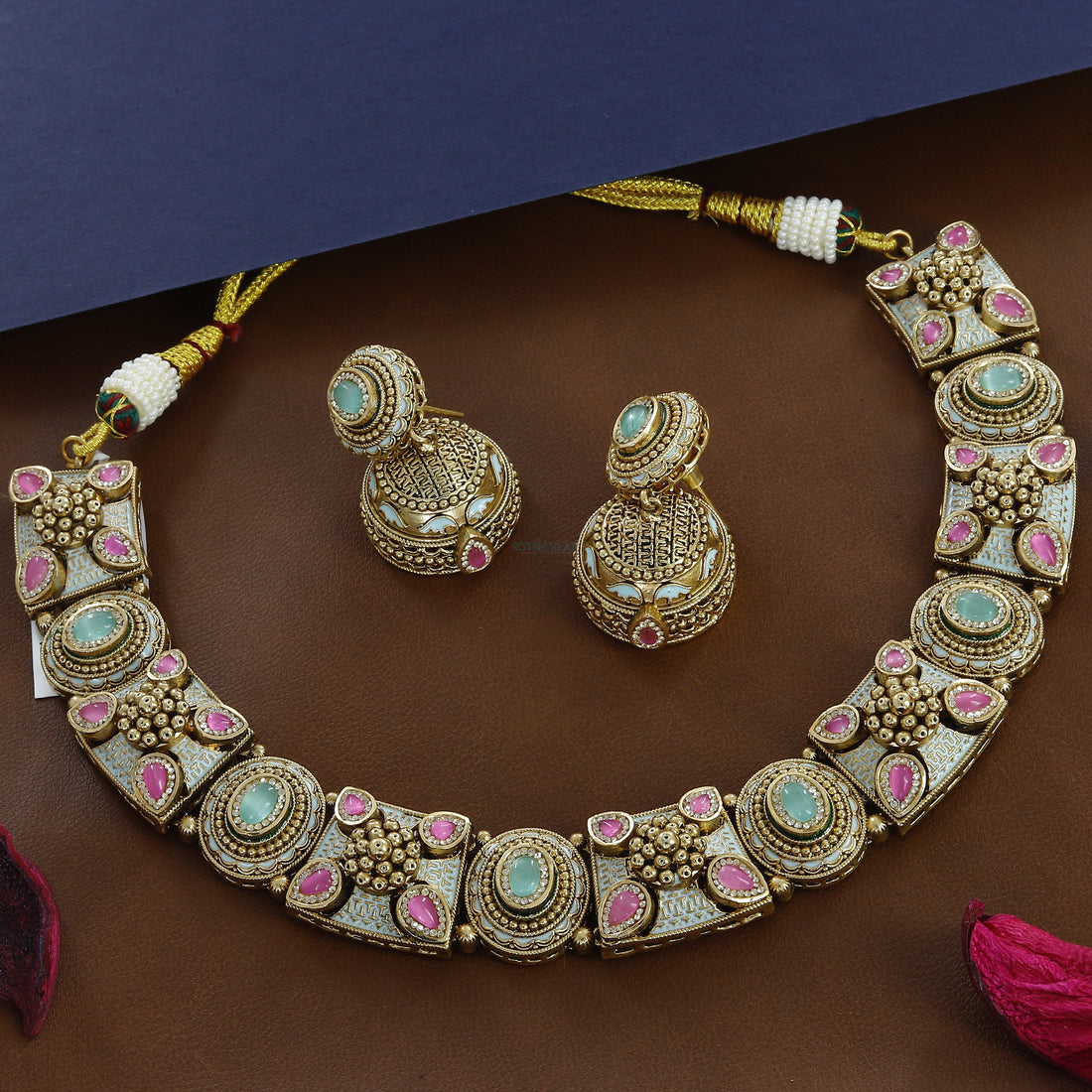 Solid Straight Fit Wedding Necklace with Colors – A Bold Statement of Grace and Vibrance
